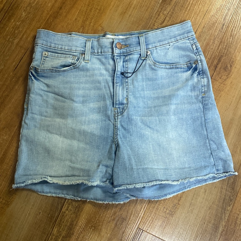 Levi’s high rise light wash denim shorts frayed hemline size 13